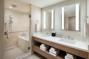 hnlws-guest-bathroom-7653-hor-clsc-1
