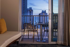 39 Hilton Garden Inn Waikiki Beach Guestroom