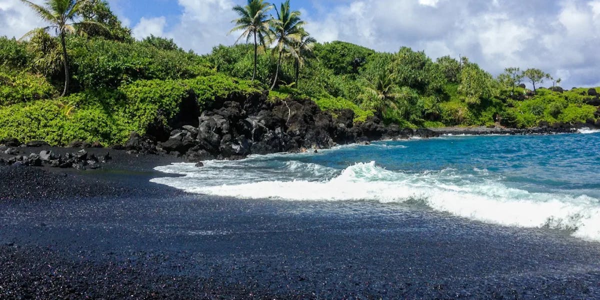 Hawaii-black-sand-beach Hawaii-black-sand-beach