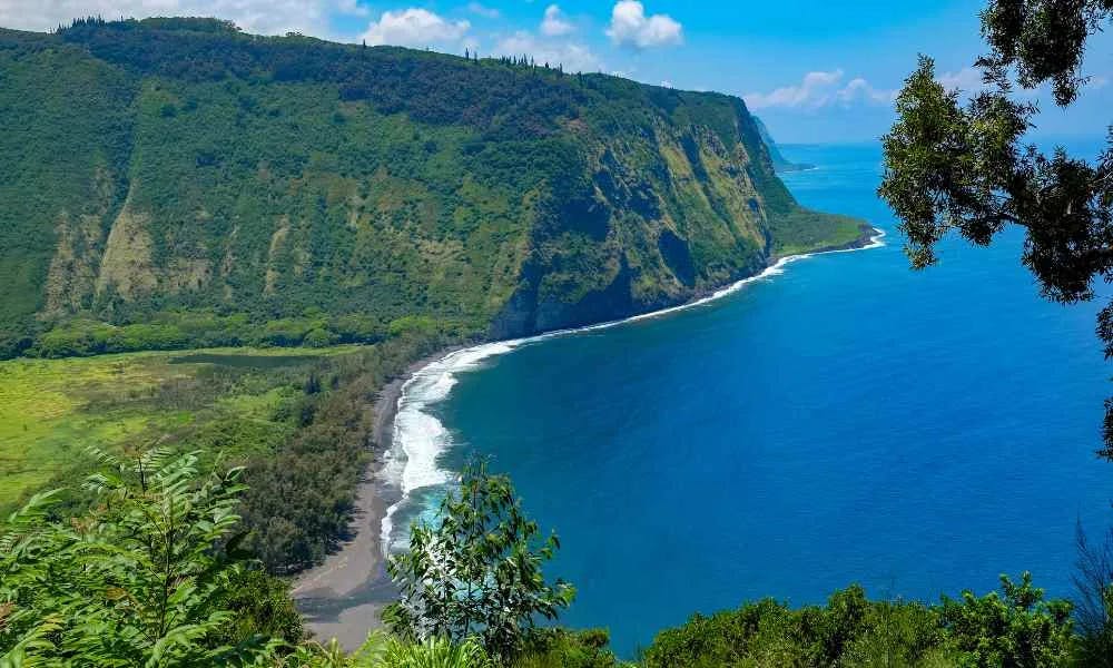 Waipio-Valley-Lookout