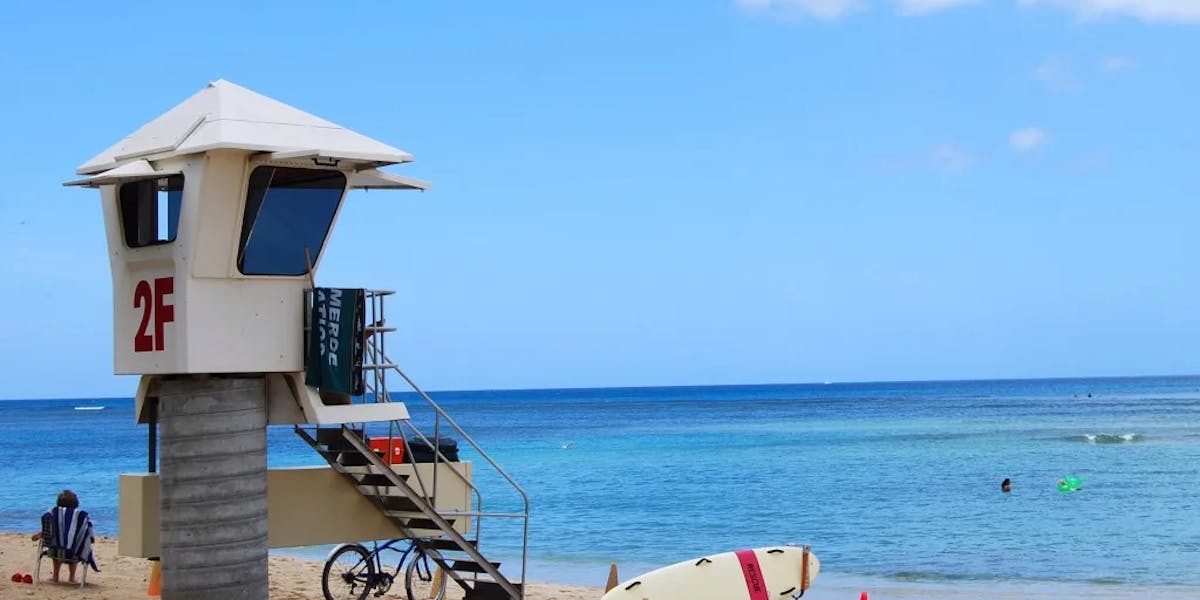 lifeguard-stand-waikiki lifeguard-stand-waikiki